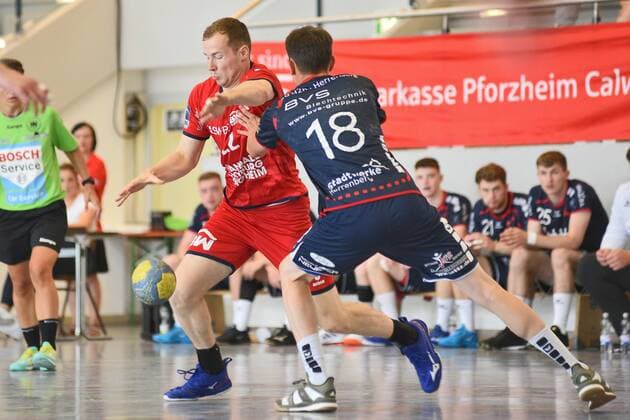 Jonas Link (SG BBM Bietigheim 22) gegen Hannes Wagner (SG H2Ku Herrenberg 18) Handball , Maenner , Vorbereitung , Turnier, Altensteig , S-Cup , 27.07.2019, Foto:TBaur Eibner S-Cup SG H2Ku Herrenberg - SG BBM Bietigheim Altensteig Copyright: xEIBNER TobiasxBaurx EP_TBR