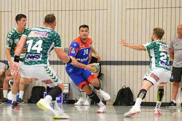 Diogo Oliveira (HBW Balingen-Weilstetten 24) gegen Marco Rentschler (FrischAuf Goeppingen 27) und Jacob Bagersted (FrischAuf Goeppingen 14) Handball , Maenner , Vorbereitung , Turnier, Altensteig , S-Cup , 27.07.2019, Foto:TBaur Eibner S-Cup Frisch Auf Goeppingen - HBW Balingen-Weilstetten Altensteig Copyright: xEIBNER TobiasxBaurx EP_TBR
