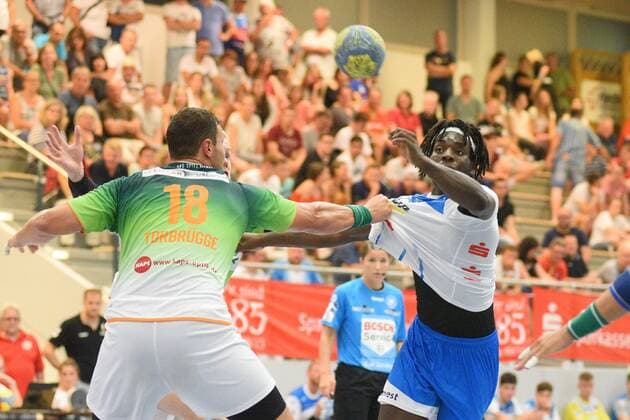 Luis Foege (TVB 1898 Stuttgart 23) gegen Nils Torbruegger (HSG Wetzlar 18) Handball , Maenner , Vorbereitung , Turnier, Altensteig , S-Cup , 27.07.2019, Foto:TBaur Eibner S-Cup TVB 1898 Stuttgart vs. HSG Wetzlar Altensteig Copyright: xEIBNER TobiasxBaurx EP_TBR