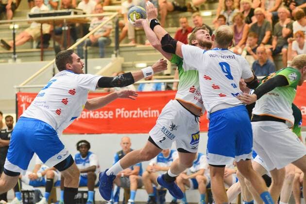 Alexander Feld (HSG Wetzlar 2) gegen Manuel Spaeth (TVB 1898 Stuttgart 9) Handball , Maenner , Vorbereitung , Turnier, Altensteig , S-Cup , 27.07.2019, Foto:TBaur Eibner S-Cup TVB 1898 Stuttgart vs. HSG Wetzlar Altensteig Copyright: xEIBNER TobiasxBaurx EP_TBR