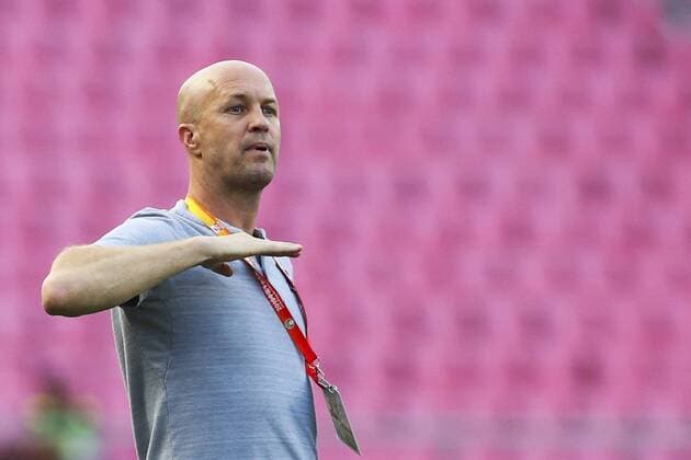 Head coach Jordi Cruyff of Chongqing SWM shouts instructions to his players as they compete against Hebei China Fortune in their 20th round match during the 2019 Chinese Football Association Super League (CSL) in Langfang city, north China s Hebei province, 27 July 2019. Hebei China Fortune defeated Chongqing SWM 3-0. Hebei China Fortune slashes Chongqing SWM at 20th round match of 2019 CSL  718815231521193987