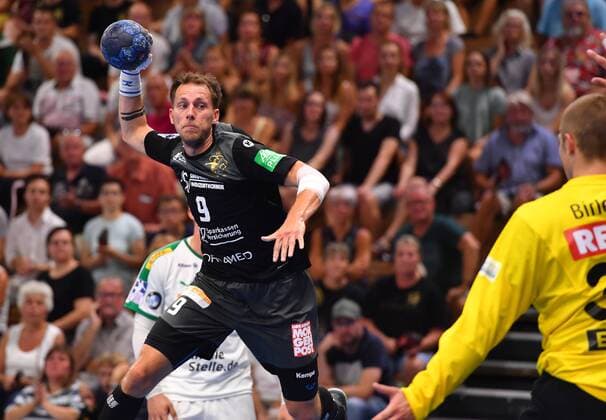am Ball: Julius Dierberg (Dresden) gegen Torwart Joel Birlehm (Leipzig), HC Elbflorenz Dresden gegen SC DHfK Leipzig, Testspiel, Freundschaftsspiel, Handball, 2. Liga der Männer, 2. Bundesliga, Saison 2019 2020, Dresden, BallsportARENA Dresden, 27.07.2019,