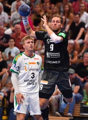 am Ball: Julius Dierberg (Dresden), dahinter Franz Semper (Leipzig), HC Elbflorenz Dresden gegen SC DHfK Leipzig, Testspiel, Freundschaftsspiel, Handball, 2. Liga der Männer, 2. Bundesliga, Saison 2019 2020, Dresden, BallsportARENA Dresden, 27.07.2019,