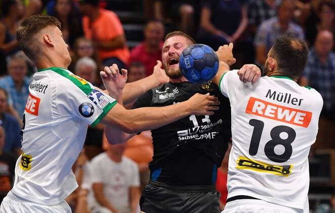 v.l.: Julius Meyer-Siebert (Leipzig), Mindaugas Dumcius (Dresden), Philipp Müller (Leipzig), HC Elbflorenz Dresden gegen SC DHfK Leipzig, Testspiel, Freundschaftsspiel, Handball, 2. Liga der Männer, 2. Bundesliga, Saison 2019 2020, Dresden, BallsportARENA Dresden, 27.07.2019,