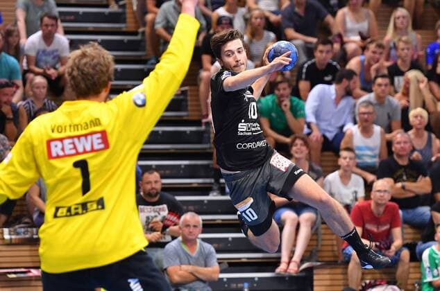 am Ball: Nils Gugisch (Dresden) gegen Torwart Jens Vortmann (Leipzig), HC Elbflorenz Dresden gegen SC DHfK Leipzig, Testspiel, Freundschaftsspiel, Handball, 2. Liga der Männer, 2. Bundesliga, Saison 2019 2020, Dresden, BallsportARENA Dresden, 27.07.2019,
