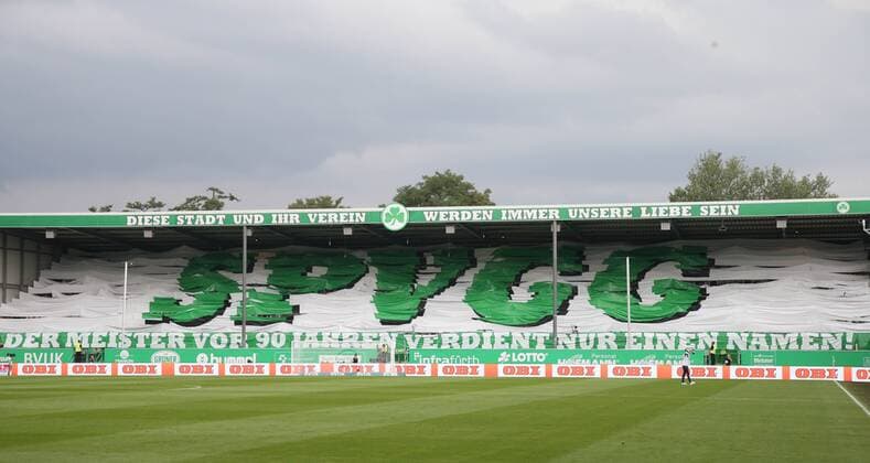 Fuerth - Aue Fussball 2.Bundesliga Fürth, 28.07.2019, Sportpark Ronhof, Fussball, 2.Bundesliga, 1.Spieltag , SpVgg Greuther Fürth vs. FC Erzgebirge Aue , Im Bild; Fans von SpVgg Greuther Fuerth , Gemäß den Vorgaben der DFL Deutsche Fußball Liga ist es untersagt, in dem Stadion und oder vom Spiel angefertigte Fotoaufnahmen in Form von Sequenzbildern und oder videoähnlichen Fotostrecken zu verwerten bzw. verwerten zu lassen. , Photo: PICTURE POINT S. Sonntag , , Sofern nicht anders vereinbart, gelten für die Nutzung dieses Fotos die AGB«s von PICTURE POINT.