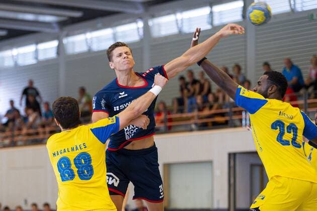 Altensteig, Deutschland 28. Juli 2019: 2. HBL - S-Cup 19 20 - SG BBM Bietigheim vs. FC Porto v.li. Fabio Magalaes (FC Porto), Tim Dahlhaus (SG BBM Bietigheim), Alexis Borges (FC Porto) Altensteig Eichwaldhalle Baden-Württemberg Deutschland
