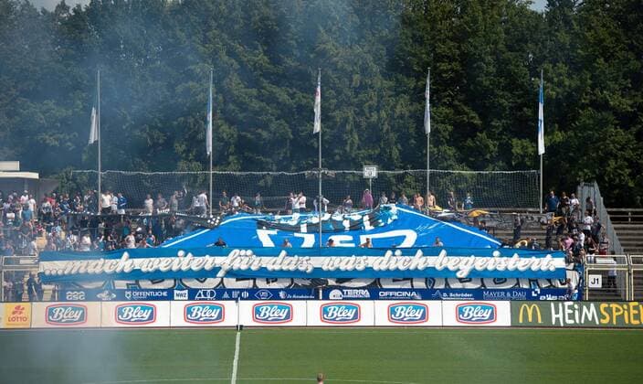Fußball, Stadiongeschichte VfB Oldenburg GER, Regionalliga Nord, VfB Oldenburg vs FC Sankt Pauli II U23 28.07.2019, Marschwegstadion, Oldenburg, GER,RL Nord, VfB Oldenburg vs FC Sankt Pauli II U23, im Bild VfB Fans mit der Choreo vor dem Spiel