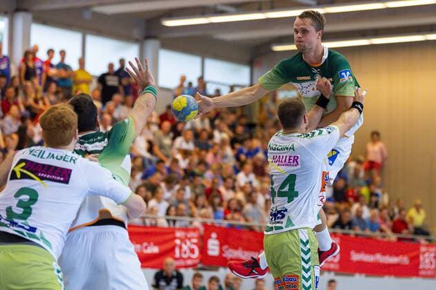 Altensteig, Deutschland 28. Juli 2019: HBL - S-Cup 19 20 - FA Göppingen vs. HSG Wetzlar Emil Frend Öfers Oefers (Wetzlar) mit dem Pass, Kresimir Kozina (Goeppingen) Altensteig Eichwaldhalle Baden-Württemberg Deutschland
