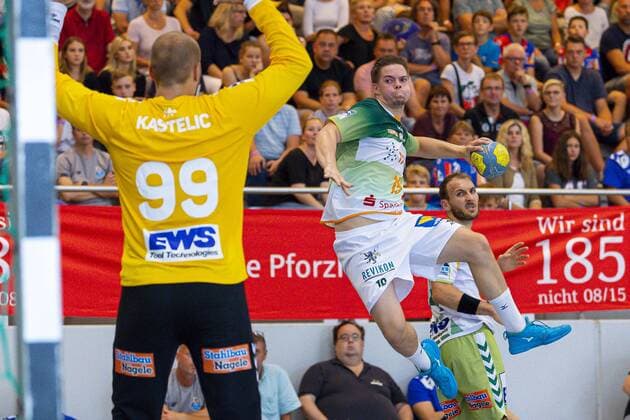 Altensteig, Deutschland 28. Juli 2019: HBL - S-Cup 19 20 - FA Göppingen vs. HSG Wetzlar v.li. Urh Kastelic (Goeppingen), Lars Weissgerber (Wetzlar) Altensteig Eichwaldhalle Baden-Württemberg Deutschland