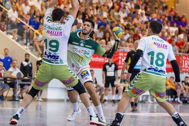 Altensteig, Deutschland 28. Juli 2019: HBL - S-Cup 19 20 - FA Göppingen vs. HSG Wetzlar v.li. Ivan Sliskovic (Goeppingen), Stefan Cavor (Wetzlar), Josip Peric (Goeppingen) Altensteig Eichwaldhalle Baden-Württemberg Deutschland