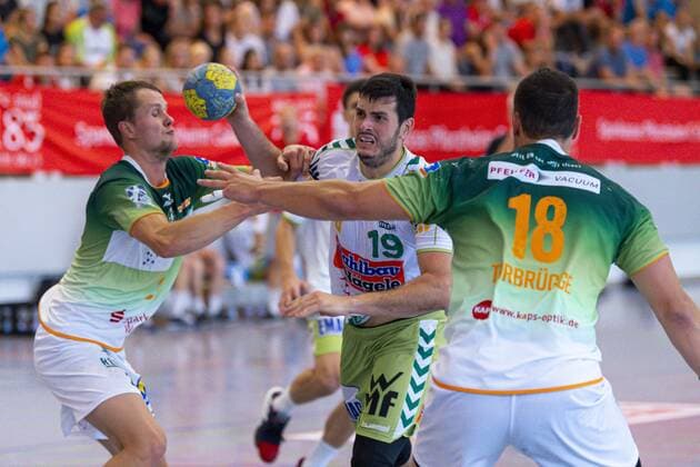 Altensteig, Deutschland 28. Juli 2019: HBL - S-Cup 19 20 - FA Göppingen vs. HSG Wetzlar v.li. Eil Frend Öfers (Wetzlar), Ivan Sliskovic (Goeppingen), Nils Torbrügge (Wetzlar) Altensteig Eichwaldhalle Baden-Württemberg Deutschland