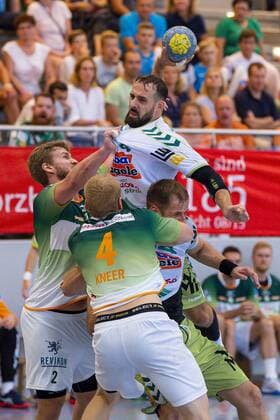 Altensteig, Deutschland 28. Juli 2019: HBL - S-Cup 19 20 - FA Göppingen vs. HSG Wetzlar v. li. im Zweikampf Alexander Feld (Wetzar), Tim Kneule (Goeppingen) mit dem Ball, Kresimir Kozina (Goeppingen), Stefan Kneer (Wetzlar) Altensteig Eichwaldhalle Baden-Württemberg Deutschland