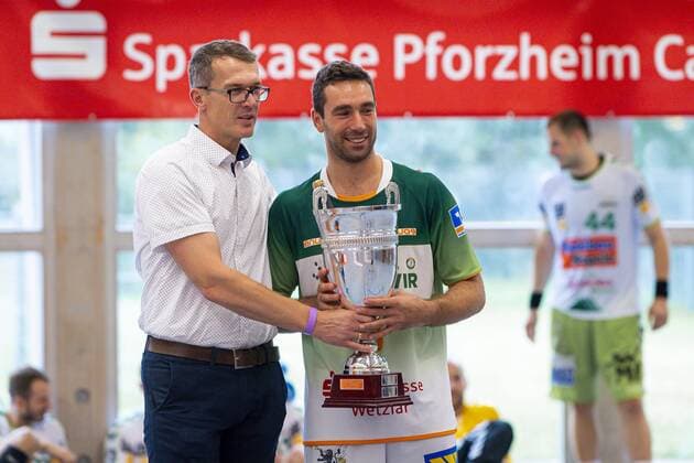 Altensteig, Deutschland 28. Juli 2019: HBL - S-Cup 19 20 - FA Göppingen vs. HSG Wetzlar Filip Mirkulovski mit dem Siegerpokal Altensteig Eichwaldhalle Baden-Württemberg Deutschland
