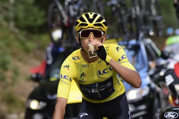 Sport Bilder des Tages Colombian Egan Bernal of Team Ineos wearing the yellow jersey of leader in the overall ranking, drinks a cup of champagne on his bike during the final stage of the 106th edition of the Tour de France cycling race, from Rambouillet to Paris Champs-Elysees (128km), France, Sunday 28 July 2019. This year s Tour de France starts in Brussels and takes place from July 6th to July 28th. POOLxPETERxDExVOECHT  x05635113x