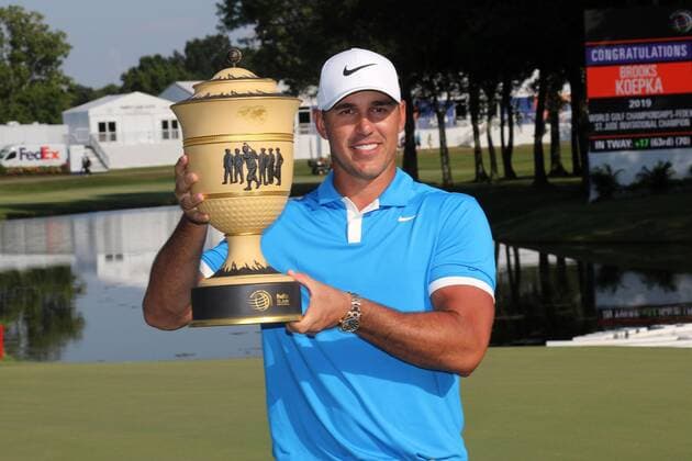 Sport Themen der Woche KW30 Sport Bilder des Tages MEMPHIS, TN - JULY 28: Brooks Koepka holds the Gary Player Cup after the final round of the World Golf Championships - FedEx St. Jude Invitational on July 28, 2019 in Memphis, Tennessee. (Photo by Michael Wade Icon Sportswire) GOLF: JUL 28 PGA, Golf Herren - World Golf Championships-FedEx St Jude Invitational Icon07281902