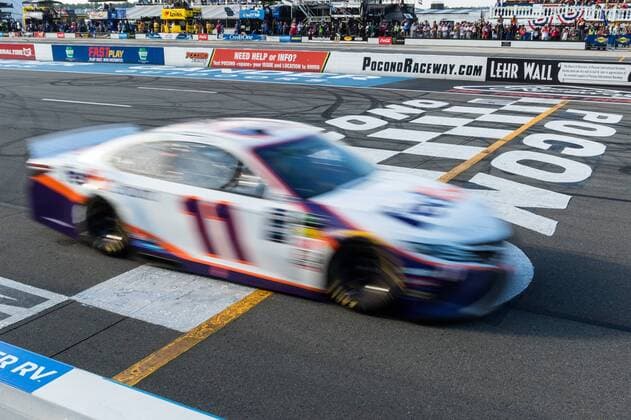Sport Themen der Woche KW30 Sport Bilder des Tages LONG POND, PA - JULY 28: Denny Hamlin driver of the 11 FedEx Ground Toyota crosses the strip to win the Monster Energy NASCAR, Motorsport, USA Cup Series, Gander Outdoors 400 on July 28, 2019, at Pocono Raceway in Long Pond, PA. (Photo by David Hahn Icon Sportswire) AUTO: JUL 28 Monster Energy NASCAR Cup Series - Gander Outdoors 400 Icon190728036400