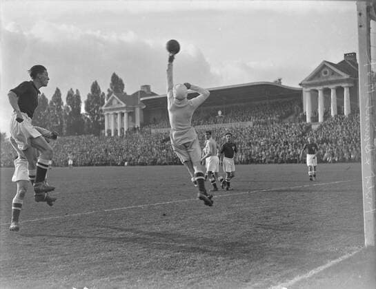 Fodboldlandskamp mellem Danmark og Finland i Københavns Idrætspark d. 17 10 1937. POLARCHIVE,