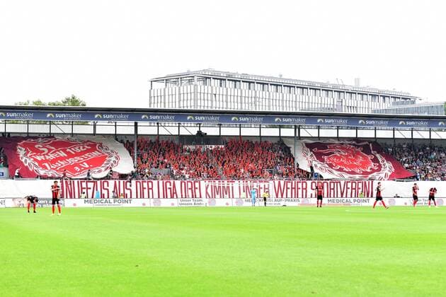 Fußball, Stadiongeschichte SV Wehen Wiesbaden Fußball 2. Bundesliga 1. Spieltag SV Wehen Wiesbaden - Karlsruher SC am 28.07.2019 in der Brita-Arena in Wiesbaden Choreografie der Wiesbadener Fans DFL regulations prohibit any use of photographs as image sequences and or quasi-video.