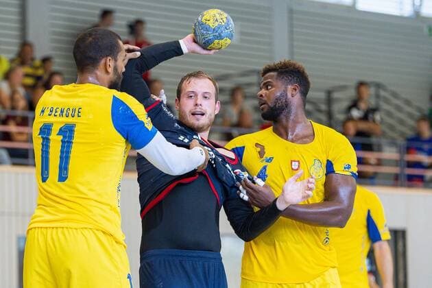 Altensteig, Deutschland 28. Juli 2019: 2. HBL - S-Cup 19 20 - SG BBM Bietigheim vs. FC Porto v.li. Djibril M Bengue (FC Porto), Patrick Rentschler (SG BBM Bietigheim), Victor Iturriza (FC Porto) Altensteig Eichwaldhalle Baden-Württemberg Deutschland