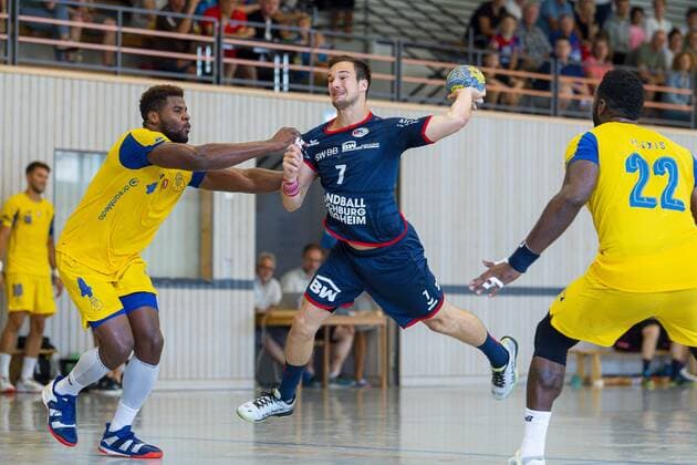 Altensteig, Deutschland 28. Juli 2019: 2. HBL - S-Cup 19 20 - SG BBM Bietigheim vs. FC Porto v.li. Victor Iturriza (FC Porto), Dominik Claus (SG BBM Bietigheim) Altensteig Eichwaldhalle Baden-Württemberg Deutschland