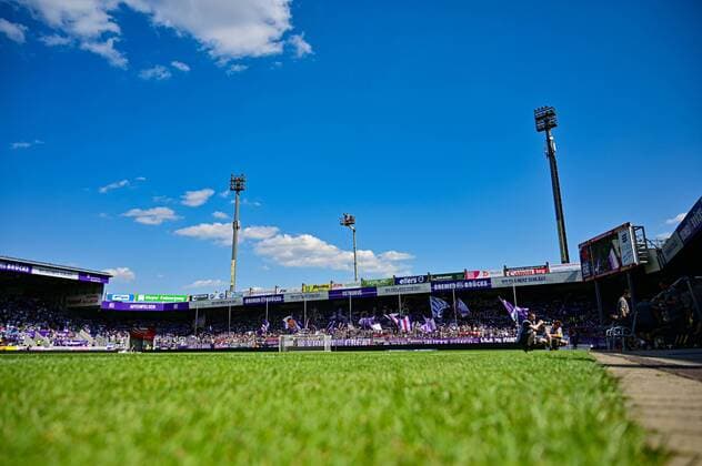 Fußball, Stadiongeschichte VfL Osnabrück Fußball 2. Bundesliga 1. Spieltag VfL Osnabrück - 1. FC Heidenheim am 27.07.2019 im Stadion an der Bremer Brücke in Osnabrück Fankurve Osnabrück DFL regulations prohibit any use of photographs as image sequences and or quasi-video.