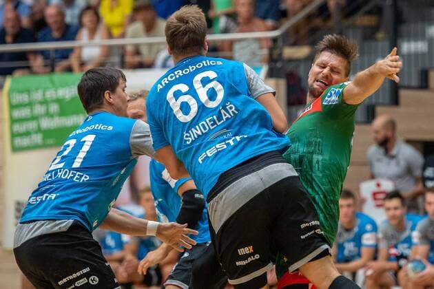 Marko Bezjak (SC Magdeburg) setzt sich durch SC Magdeburg vs. MAT Pilsen beim BWG-Handballtag in der Erdgas Sportarena Halle Saale Sachsen-Anhalt Deutschland