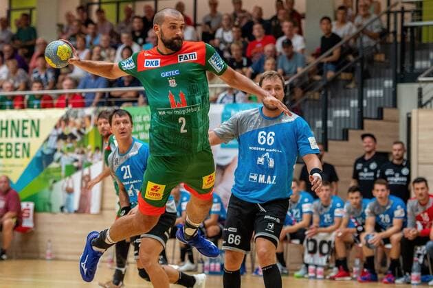 Zeljko Musa (SC Magdeburg) beim Torwurf SC Magdeburg vs. MAT Pilsen beim BWG-Handballtag in der Erdgas Sportarena Halle Saale Sachsen-Anhalt Deutschland