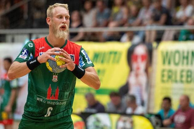 Matthias Musche (SC Magdeburg) beim Siebenmeterwurf SC Magdeburg vs. MAT Pilsen beim BWG-Handballtag in der Erdgas Sportarena Halle Saale Sachsen-Anhalt Deutschland