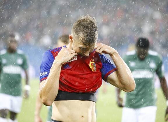 30.07.2019 Basel , Fussball Herren UEFA Champions League Qualifikation Saison 2019 2020 FC Basel - PSV Eindhoven. Im Bild : Silvan Widmer (FC Basel) im Regen