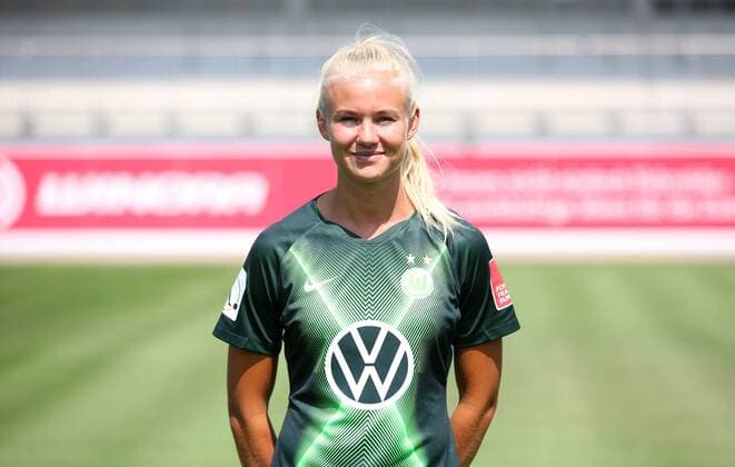 VfL Wolfsburg Fototermin, Frauen Wolfsburg, Deutschland 30.07.2019, FUßBALL - VfL Wolfsburg, Allianz Frauen Bundesliga, Saison 2019 20. Fototermin, Mannschaftsfoto.Pernille Harder (VfL Wolfsburg) Wolfsburg
