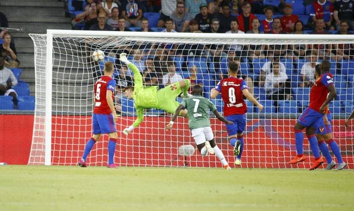 Sport Bilder des Tages 30.07.2019 Basel , Fussball Herren UEFA Champions League Qualifikation Saison 2019 2020 FC Basel - PSV Eindhoven. Im Bild : 7 Bruma ( (Eindhofen) schiesst das 1:1 Basels Torhueter Jonas Omlin ist geschlagen