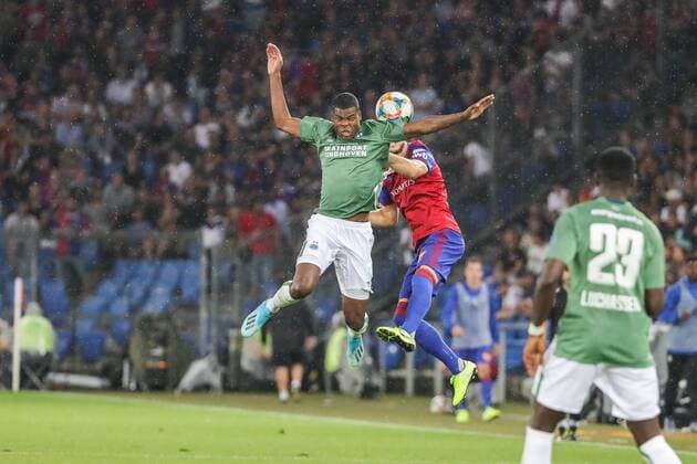 Sport Bilder des Tages Fussball Champions League Qualifikationsrunde 2 - 19 20 - FC Basel 1893 vs. PSV Eindhoven - 30-07-2019 Denzel Dumfries (PSV Eindhoven 22) und Ricky van Wolfswinkel (FC Basel 9) beim Kopfballduell, beim Fussball Champions League Spiel Qualifikationsrunde 2 zwischen dem FC Basel 1893 und PSV Eindhoven, am Dienstag, den 30. Juli 2019 Sankt Jakob Park in Basel (Schweiz). Copyright: xBEAUTIFULxSPORTS G.xHubbsx
