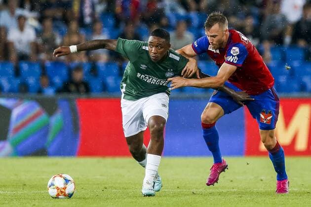BASEL, 30-07-2019, St. Jakob-Park, Champions League third preliminary round season 2019-2020. Basel - PSV. PSV player Steven Bergwijn, Basel player Frei. Basel - PSV  x4009690x Copyright: