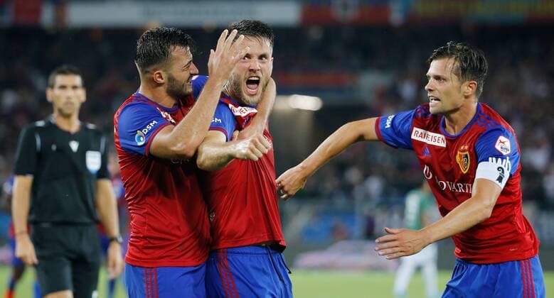 30.07.2019 St.Jakob Park Basel , SCHWEIZ , Saison 2019 2020 Fussball Champions League Qualifikation Rückspiel FC Basel - PSV Eindhoven Torjubel Albian Ajeti , Ricky van Wolfswinkel und Valentin Stocker (FC Basel) beim 2:1