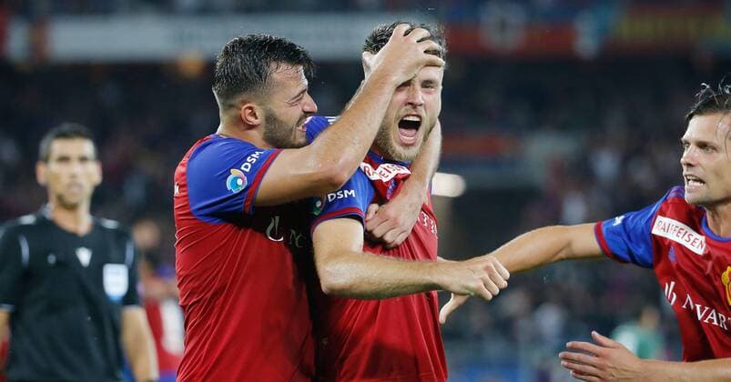 Sport Bilder des Tages 30.07.2019 St.Jakob Park Basel , SCHWEIZ , Saison 2019 2020 Fussball Champions League Qualifikation Rückspiel FC Basel - PSV Eindhoven Torjubel Albian Ajeti , Ricky van Wolfswinkel und Valentin Stocker (FC Basel) beim 2:1