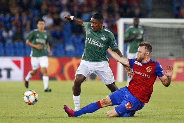 BASEL, 30-07-2019, St. Jakob-Park, Champions League third preliminary round season 2019-2020. Basel - PSV. PSV forwarder Steven Bergwijn (L) and Basel player Fabian Frei (R) during the game Basel - PSV (2-1). Basel - PSV  x4009945x Copyright: