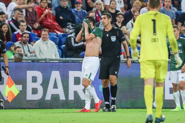 Fussball Champions League Qualifikationsrunde 2 - 19 20 - FC Basel 1893 vs. PSV Eindhoven - 30-07-2019 Nick Viergever (PSV Eindhoven 4) mit Schiedsrichter Fabio Jose Costa Verissimo, beim Fussball Champions League Spiel Qualifikationsrunde 2 zwischen dem FC Basel 1893 und PSV Eindhoven, am Dienstag, den 30. Juli 2019 Sankt Jakob Park in Basel (Schweiz). Copyright: xBEAUTIFULxSPORTS G.xHubbsx