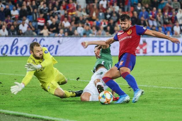 Fussball Champions League Qualifikationsrunde 2 - 19 20 - FC Basel 1893 vs. PSV Eindhoven - 30-07-2019 Jeroen Zoet (PSV Eindhoven 1) und Nick Viergever (PSV Eindhoven 4) blocken den Schuss von Albian Ajeti (FC Basel 22), beim Fussball Champions League Spiel Qualifikationsrunde 2 zwischen dem FC Basel 1893 und PSV Eindhoven, am Dienstag, den 30. Juli 2019 Sankt Jakob Park in Basel (Schweiz). Copyright: xBEAUTIFULxSPORTS G.xHubbsx