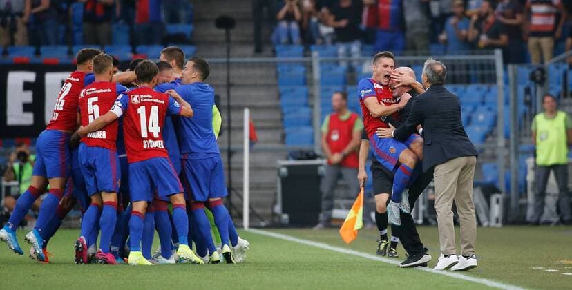 30.07.2019 St.Jakob Park Basel , SCHWEIZ , Saison 2019 2020 Fussball Champions League Qualifikation Rückspiel FC Basel - PSV Eindhoven Taulant Xhaka , Carlos Bernegger und Trainer Marcel Koller (FC Basel) jubeln nach dem 1:0