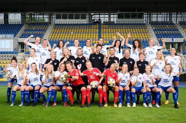 Sport Bilder des Tages Mannschaftsfototermin Saison 2019 2020 FLYERALARM Frauen-Bundesliga am 31.7.2019 FF USV Jena Jubelmannschaftfoto hinten v.li Svenja Paulsen, Jena Sedlácková, Leonie Kreil, Anja Heuschkel, Jalila Dalaf, Anna Weiß, Lisa Seiler, Julia Arnold, Isabelle Knipp. Mitte v.li. Tina Kremlitschka, Christin Meyer, Saskia Schwarz (Teammanagerin), Anita Poppe (Physiotherapeutin), Thilo Osterbrink (Co-Trainer), Christopher Heck (Cheftrainer), Martin Buder (Individual- Reha-Trainer), Stephan Fleischhauer (Torwarttrainer), Susann Utes (Co-Trainerin), Maren Tellenbröker, Merza Julevic vorn v.li. Julie Karn, Pia Große, Jitka Chlastáková, Nelly Juckel, Laura Kiontke, Sarah Hornschuch, Inga Schuldt, Any Adam, Vanessa Fudalla, Donika Grajqevci, Annika Graser Es fehlt: Karla Görlitz Ernst Abbe Sportfeld