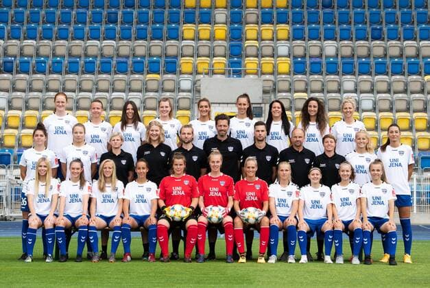 Mannschaftsfototermin Saison 2019 2020 FLYERALARM Frauen-Bundesliga am 31.7.2019 FF USV Jena hinten v.li. Svenja Paulsen, Jena Sedlácková, Leonie Kreil, Anja Heuschkel, Jalila Dalaf, Anna Weiß, Lisa Seiler, Julia Arnold, Isabelle Knipp. Mitte v.li. Tina Kremlitschka, Christin Meyer, Saskia Schwarz (Teammanagerin), Anita Poppe (Physiotherapeutin), Thilo Osterbrink (Co-Trainer), Christopher Heck (Cheftrainer), Martin Buder (Individual- Reha-Trainer), Stephan Fleischhauer (Torwarttrainer), Susann Utes (Co-Trainerin), Maren Tellenbröker, Merza Julevic vorn v.li. Julie Karn, Pia Große, Jitka Chlastáková, Nelly Juckel, Laura Kiontke, Sarah Hornschuch, Inga Schuldt, Any Adam, Vanessa Fudalla, Donika Grajqevci, Annika Graser Es fehlt: Karla Görlitz Ernst Abbe Sportfeld