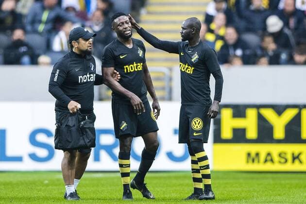 190731 Chinedu Obasi of AIK leaves the pitch with an injury during the UEFA Champions League qualifying match between AIK and Maribor on July 31, 2019 in Stockholm. Photo: Jesper Zerman BILDBYRAN Cop 234 Fotboll Football UEFA Champions League 2019 2020 Champions League qualification CL AIK Maribor skada Copyright: JESPERxZERMAN BB190731JZ029