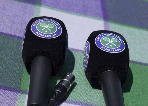Wimbledon Feature , zwei TV Mikrofone mit dem Wimbledon Logo, Nahaufnahme,Detail Copyright: xJuergenxHasenkopfx