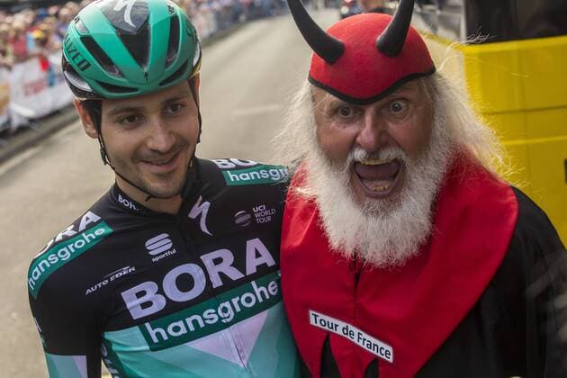 Sport Themen der Woche KW31 Sport Bilder des Tages Der Viertplazierte der Tour de France 2019, Emanuel Buchmann ( GER ), links, - Team Bora HansGrohe - beim Radrennen Tour de Neuss mit Tourteufel Dieter Didi Senft, rechts, am Mittwoch, 31. Juli 2019 auf dem Rundkurs in Neuss ( NRW ). Radrennen Tour de Neuss