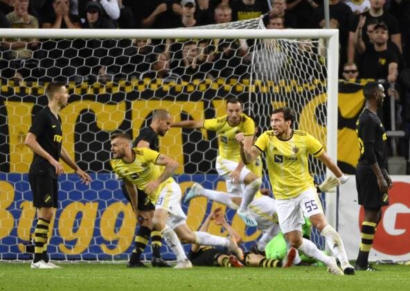 STOCKHOLM 20190731 Maribors Alexandru Cretu (tv) och Spiro Pericic jublar när Cretu sätter 3-2-malet i onsdagens kvalmatch till Uefa Champions League, andra omgangen, andra matchen mellan AIK och NK Maribor pa Friends Arena. Foto Naina Helen Jama TT kod 11880 Stockholm Sverige x11880x