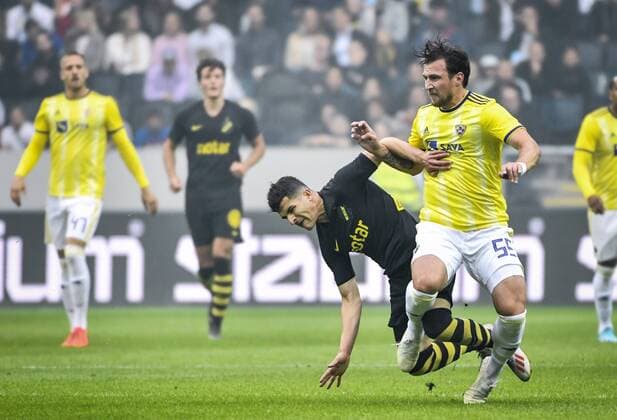 STOCKHOLM 20190731 AIK:s Tarik Elyounoussi (tv) i kamp med Maribors Spiro Pericic, en situation som leder till gult kort, en varning, för Elyounoussi, under onsdagens kvalmatch till Uefa Champions League, andra omgangen, andra matchen mellan AIK och NK Maribor pa Friends Arena. Foto Naina Helén Jama TT kod 11880 Stockholm Sverige x11880x