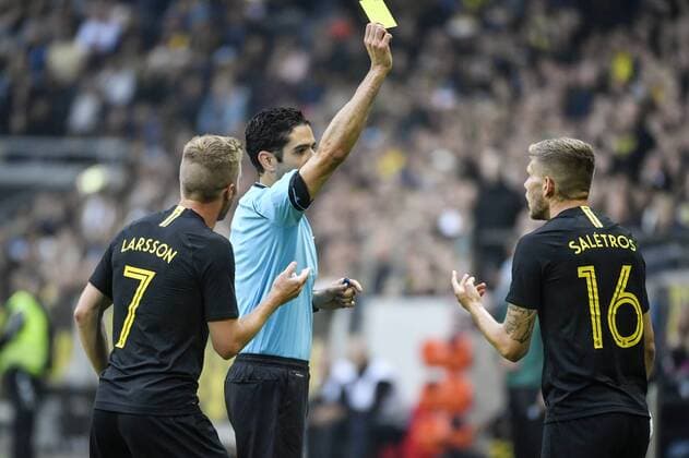 STOCKHOLM 20190731 AIK:s Anton Salétros (nr 16 th) far gult kort, en varning, av domaren Adrien Jaccottet under onsdagens kvalmatch till Uefa Champions League, andra omgangen, andra matchen mellan AIK och NK Maribor pa Friends Arena. Foto Naina Helén Jama TT kod 11880 Stockholm Sverige x11880x