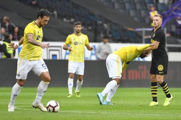 STOCKHOLM 20190731 AIK:s Sebastian Larsson (th) far gult kort efter tackling av Marobors Marcos Tavares (2:a fr h) under onsdagens kvalmatch till Uefa Champions League, andra omgangen, andra matchen mellan AIK och NK Maribor pa Friends Arena. Foto Naina Helén Jama TT kod 11880 Stockholm Sverige x11880x