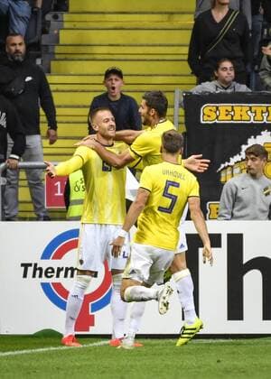 STOCKHOLM 20190731 Marobors Andrej Kotnik (tv) jublar med lagkamraterna efter att ha kvitterat till 1-1 under onsdagens kvalmatch till Uefa Champions League, andra omgangen, andra matchen mellan AIK och NK Maribor pa Friends Arena. Foto Naina Helén Jama TT kod 11880 Stockholm Sverige x11880x
